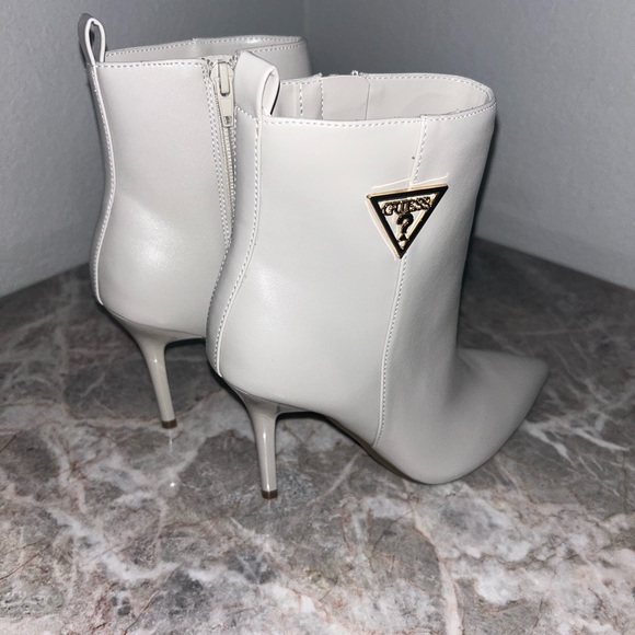 Guess women’s zip up boots - Picture 3 of 7